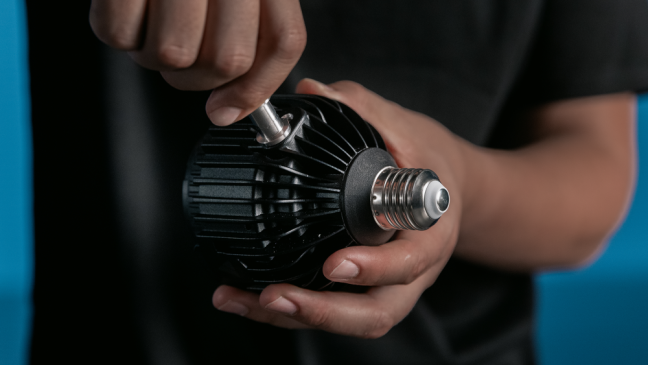 Astera SolaBulb - zoomovatelná LED fresnel žárovka pro film a eventy